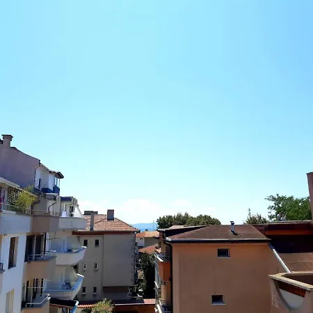 公寓 Floor In The Center Of *