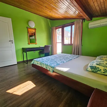 Floor In The Center Of Apartmán Pomorie